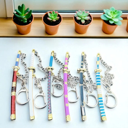 Set de 6 llaveros mini espada katana – Dijes coleccionables inspirados en animes y juegos de 3.54 pulgadas con vainas, genial regalo colgante para mochilas de hombres y niños