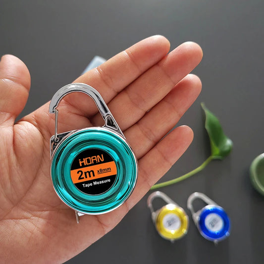 Mini cinta métrica de llavero – Cinta métrica de acero portátil de 2 m, regla de bolsillo compacta con llavero, herramienta de medición multiusos para el hogar, la oficina, bricolaje y viajes