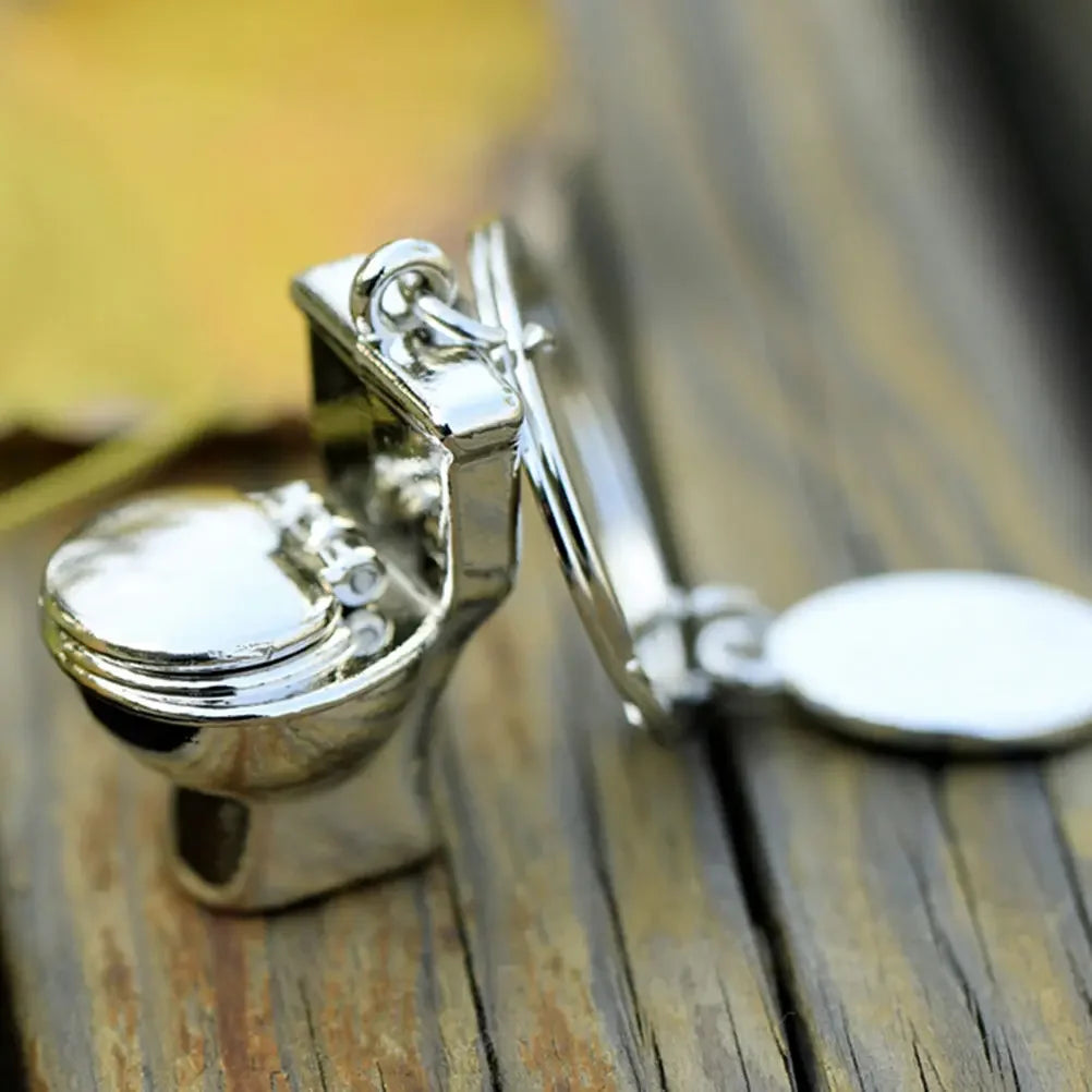 3D Mini Toilet Pendant Keychain – Cute Simulation Toilet Keyring Bag Charm for Women & Men, Car Trinket, Novelty Gift Accessory