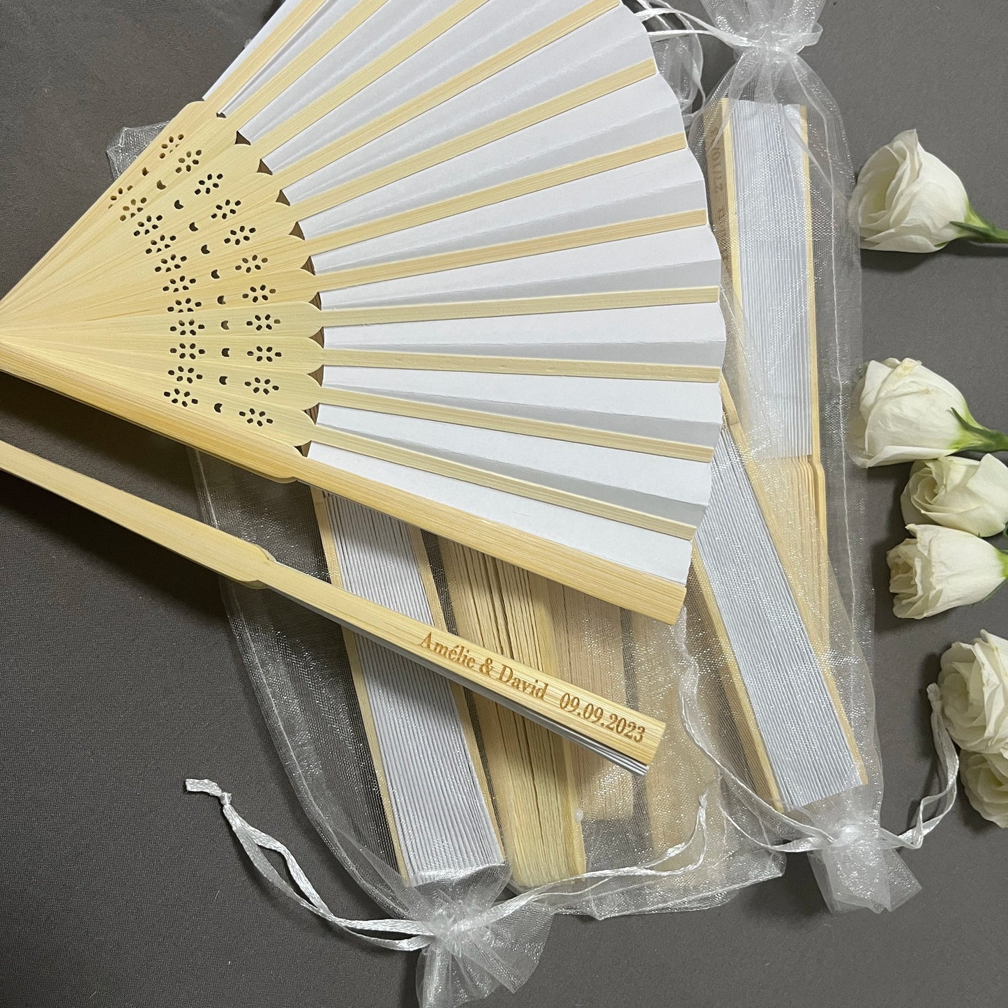 20/50/80 abanicos de papel plegables blancos grabados personalizados – Elegantes recuerdos de boda con bolsa de regalo de organza | Suministros portátiles para eventos
