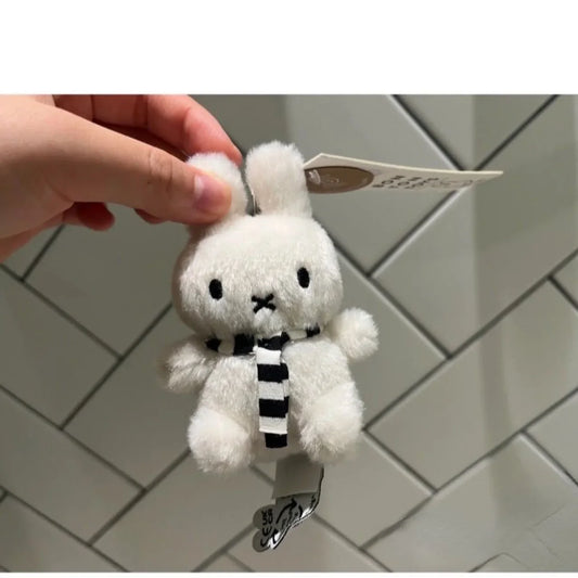 Muñeca colgante de bufanda a rayas blancas y negras de Kawaii Miffy – Bonita figura mini colgante, regalo de Navidad para niñas y niños