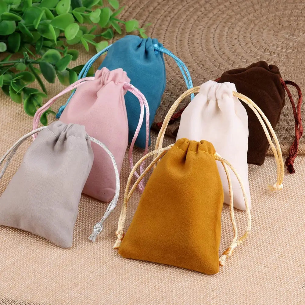 Sachets Cadeaux en Velours (10 pièces) – Pochettes Souples pour Bijoux (Bagues, Boucles d'Oreilles, Colliers), Petits Cadeaux, Faveurs de Mariage et Emballages de Noël