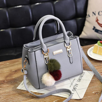 Bolso de hombro con relieve para mujer Yogodlns, bandolera con colgante de cuentas y pompón.