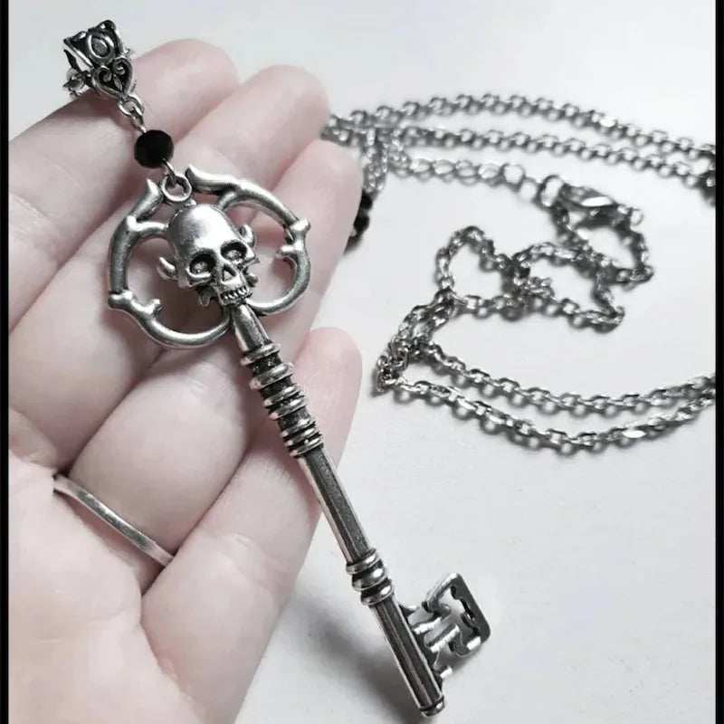 Antique Silver Skeleton Key Necklace – Gothic Punk Statement Pendant Charm, Vintage Grunge Jewelry for Halloween, Parties & Novelty Gifts