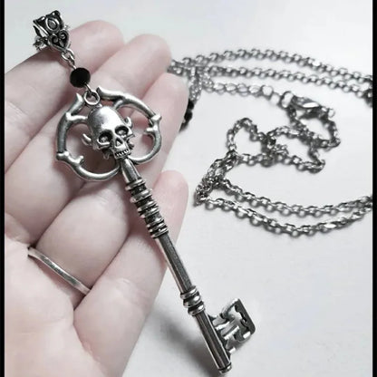 Antique Silver Skeleton Key Necklace – Gothic Punk Statement Pendant Charm, Vintage Grunge Jewelry for Halloween, Parties & Novelty Gifts