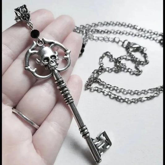 Antique Silver Skeleton Key Necklace – Gothic Punk Statement Pendant Charm, Vintage Grunge Jewelry for Halloween, Parties & Novelty Gifts