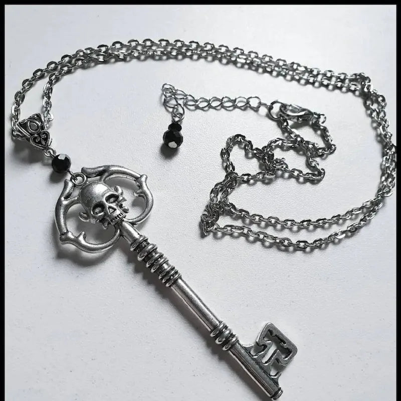 Antique Silver Skeleton Key Necklace – Gothic Punk Statement Pendant Charm, Vintage Grunge Jewelry for Halloween, Parties & Novelty Gifts