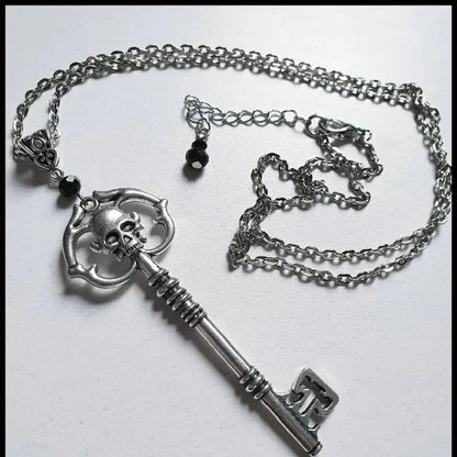 Antique Silver Skeleton Key Necklace – Gothic Punk Statement Pendant Charm, Vintage Grunge Jewelry for Halloween, Parties & Novelty Gifts