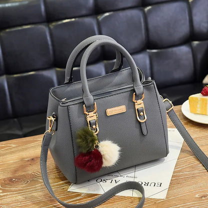 Bolso de hombro con relieve para mujer Yogodlns, bandolera con colgante de cuentas y pompón.