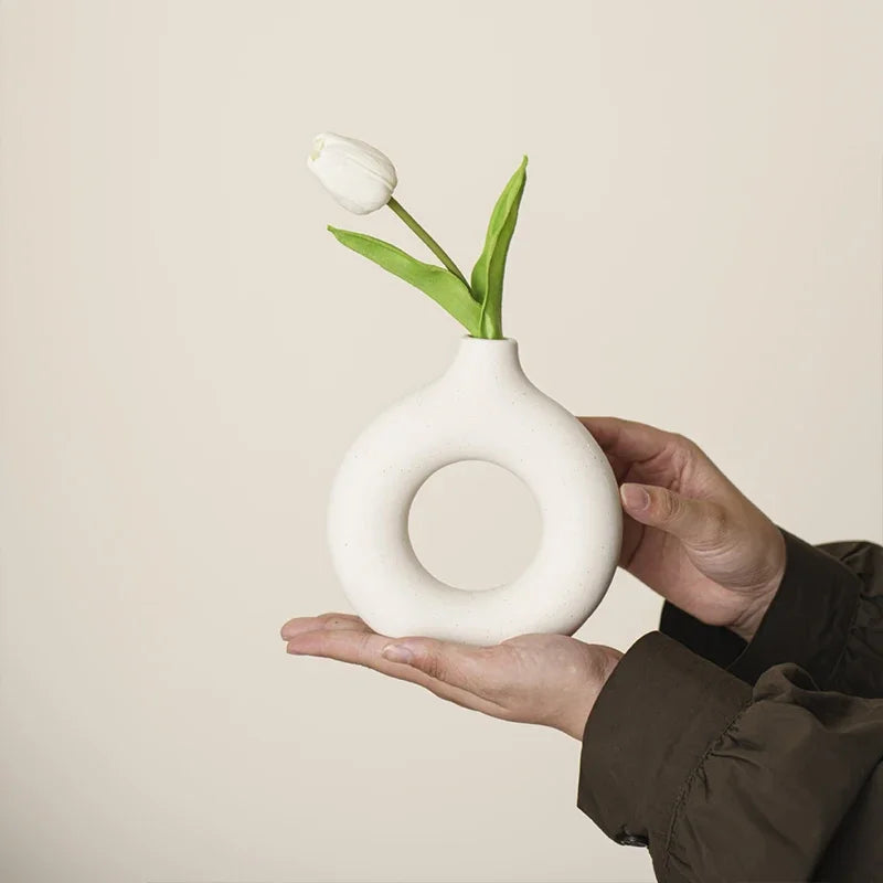 Nordic Donut-Shaped Decorative Vase – Modern Minimalist Plastic Flower Vase for Home & Table Décor
