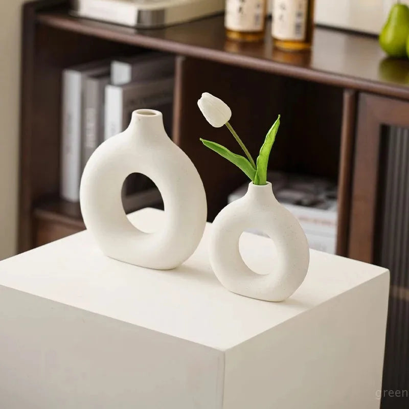 Nordic Donut-Shaped Decorative Vase – Modern Minimalist Plastic Flower Vase for Home & Table Décor