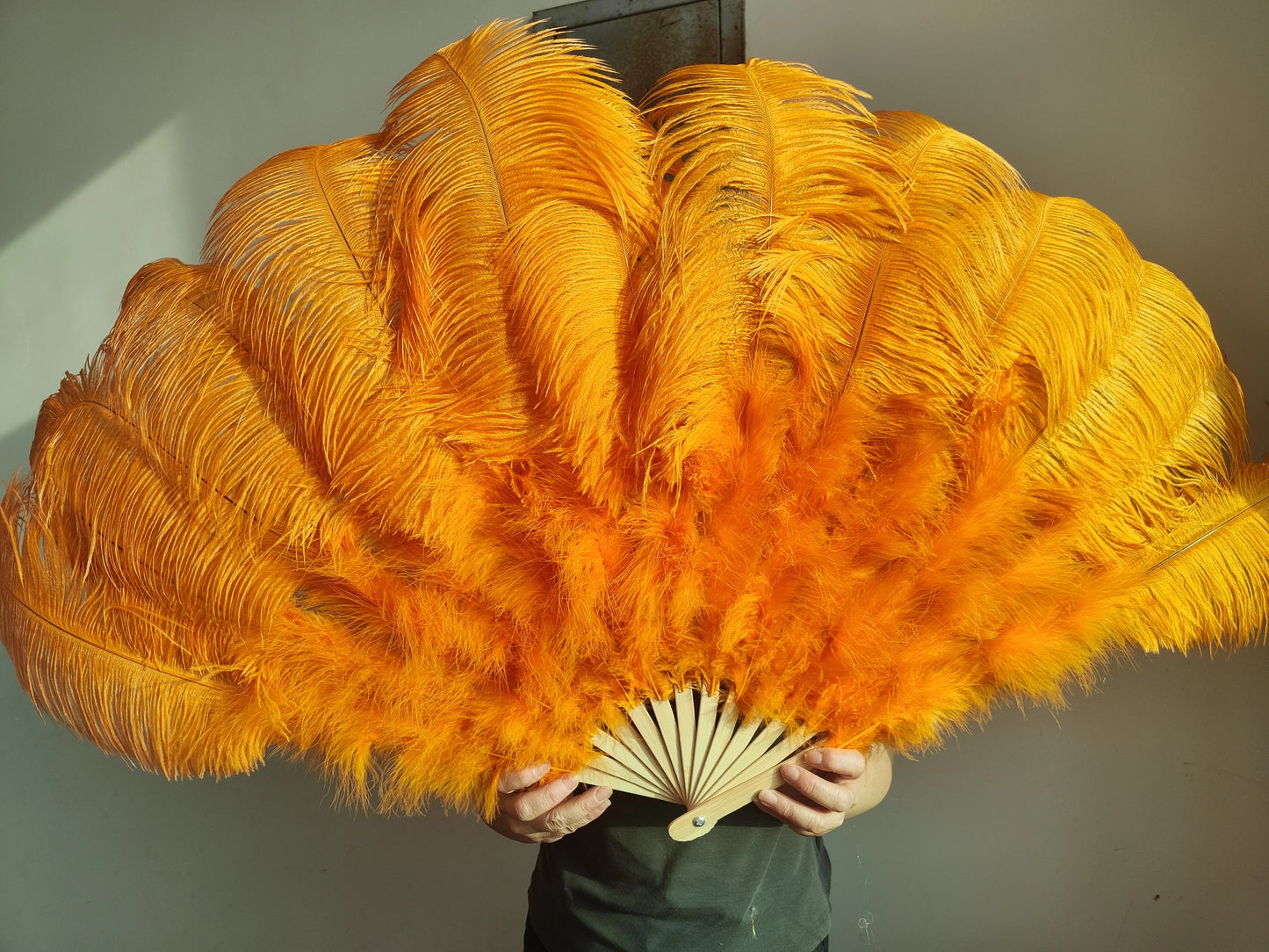 Abanico Grande de Plumas de Avestruz Blancas – Elegante Abanico para Baile y Actuaciones Escénicas (100 cm / 130 cm)