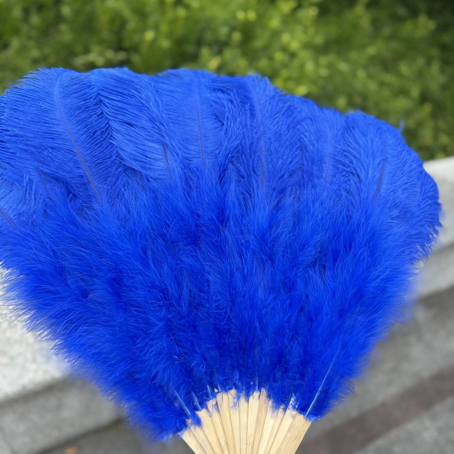 Abanico Grande de Plumas de Avestruz Blancas – Elegante Abanico para Baile y Actuaciones Escénicas (100 cm / 130 cm)