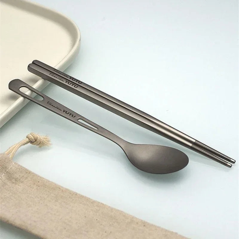 Juego de cubiertos de titanio puro – Juego portátil de cuchillo, tenedor, cuchara y palillos para acampar, hacer senderismo, comer al aire libre, pícnic y uso diario