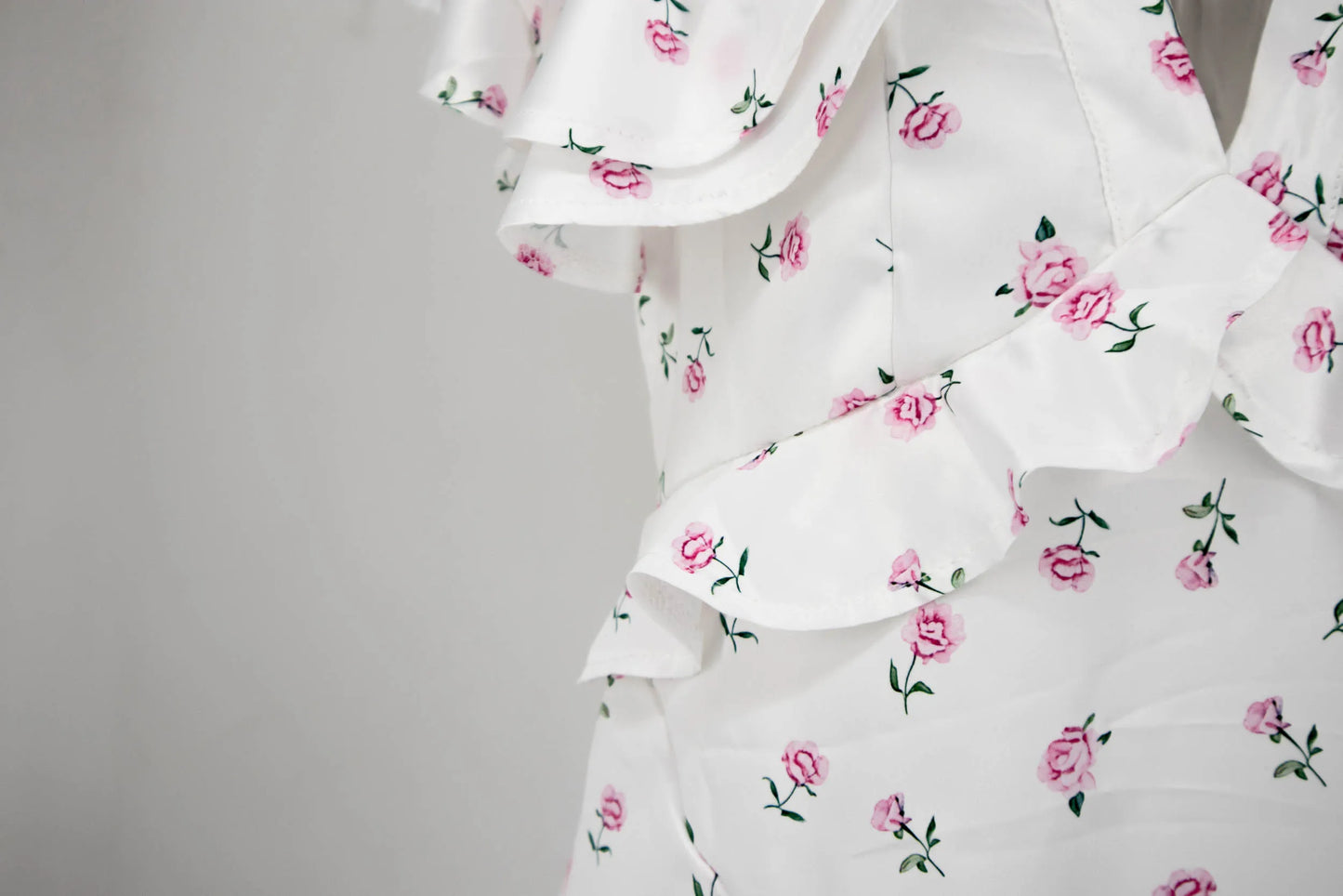 Robe mini florale à volants printemps-été 2026 pour femme – Jupe courte plissée à col en V, tenue décontractée élégante et à la mode