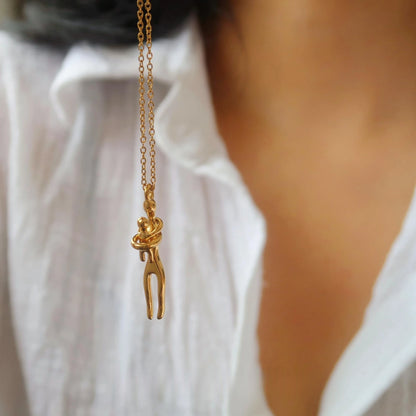 18K Gold Plated Stainless Steel Mother & Child Hug Necklace – Minimalist Mom Baby Pendant, Waterproof Jewelry Gift for Her
