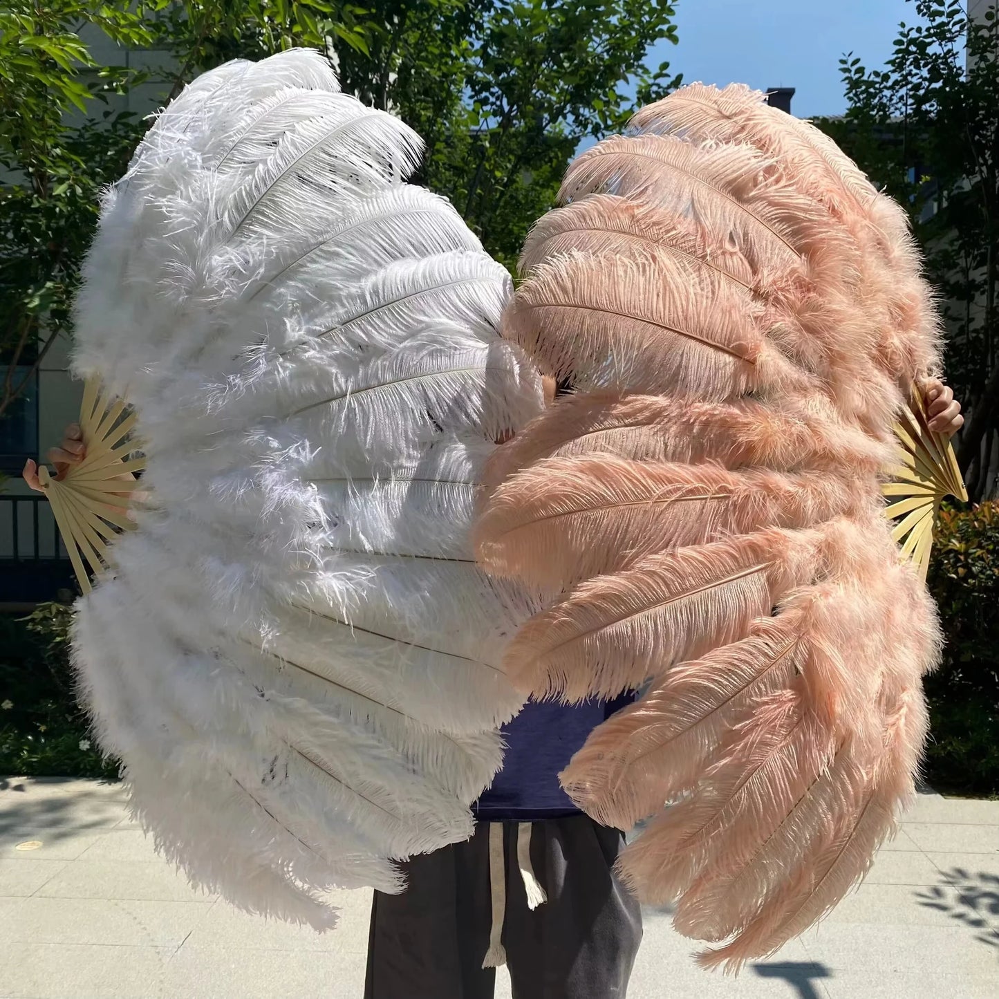 Abanico Grande de Plumas de Avestruz Blancas – Elegante Abanico para Baile y Actuaciones Escénicas (100 cm / 130 cm)
