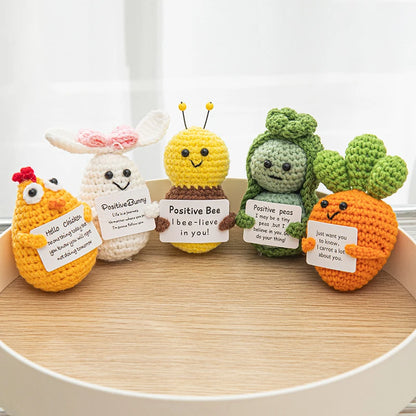 Poupée à énergie positive tissée à la main – Figurine en crochet de légumes et d'animaux avec carte de câlins, cadeau de festival fait à la main et artisanat de décoration intérieure créatif