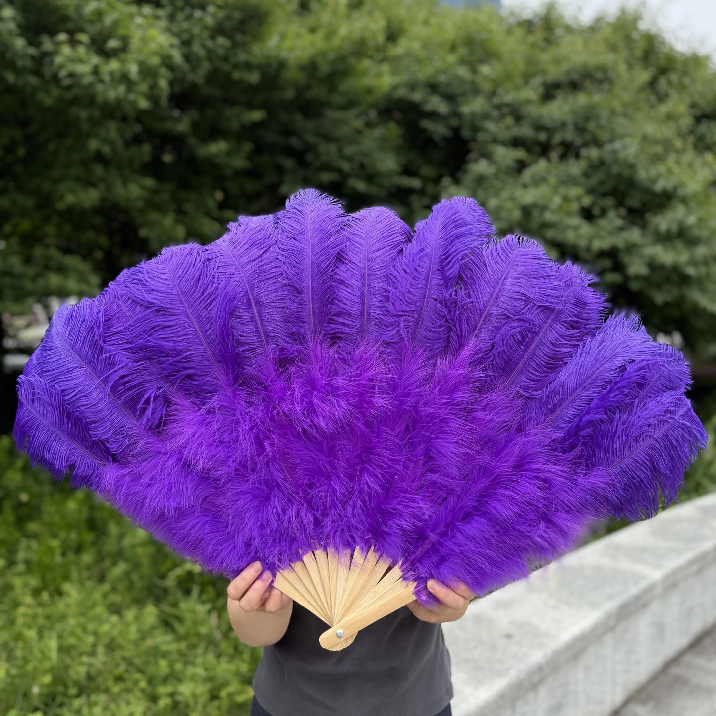 Abanico Grande de Plumas de Avestruz Blancas – Elegante Abanico para Baile y Actuaciones Escénicas (100 cm / 130 cm)