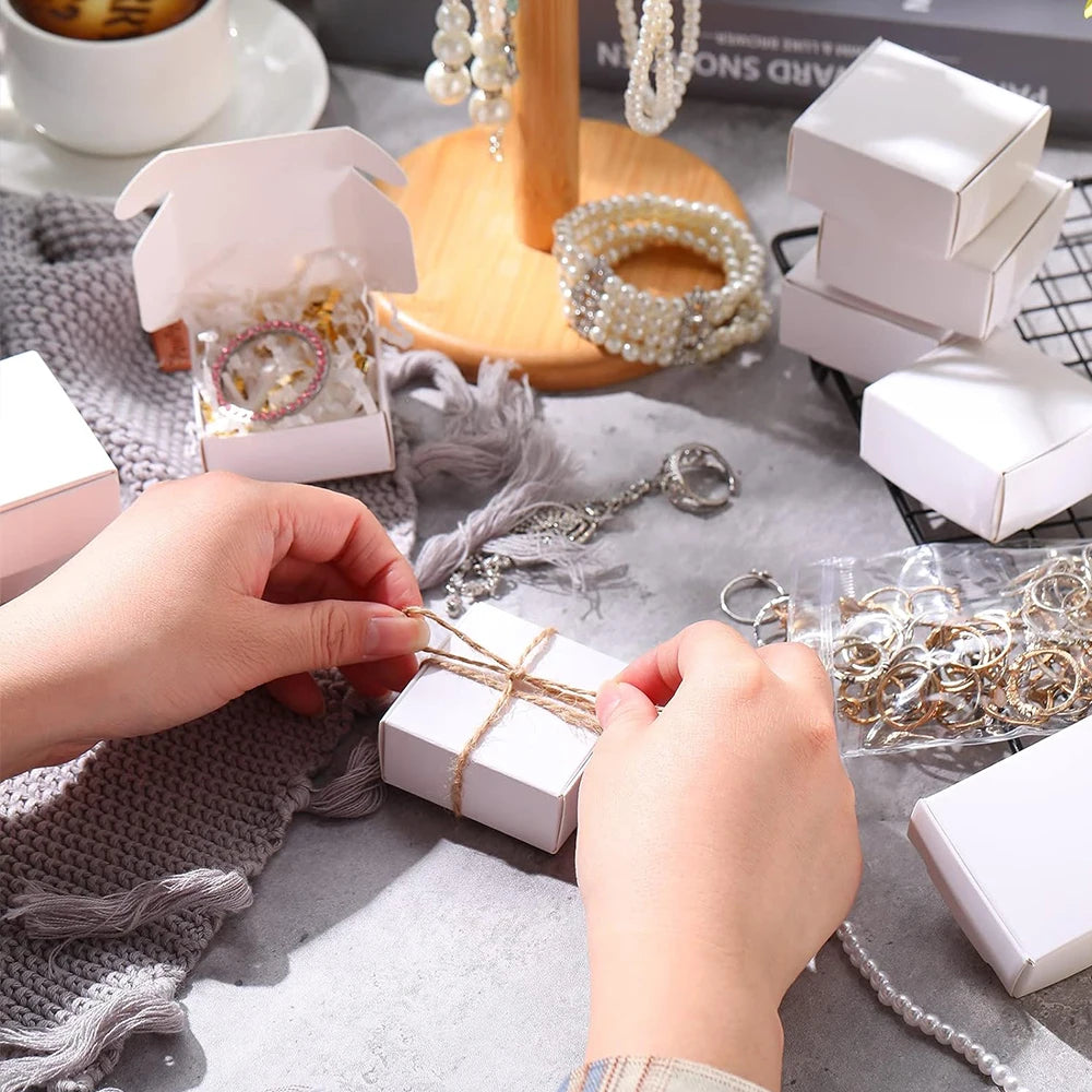 10 petites boîtes cadeaux en papier kraft pour bijoux, boucles d'oreilles, bagues, ornements et emballage cadeau en carton (5,5 x 5,5 x 2,5 cm)