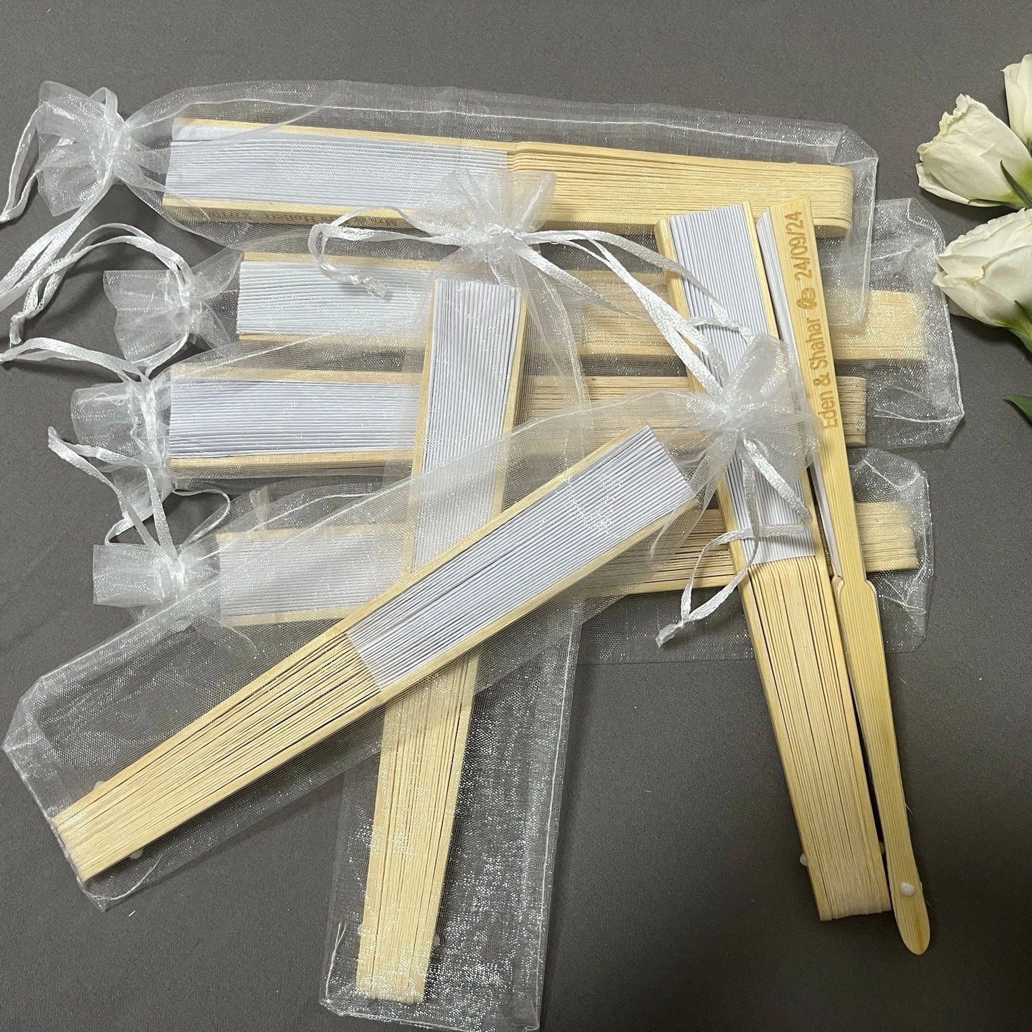 20/50/80 abanicos de papel plegables blancos grabados personalizados – Elegantes recuerdos de boda con bolsa de regalo de organza | Suministros portátiles para eventos