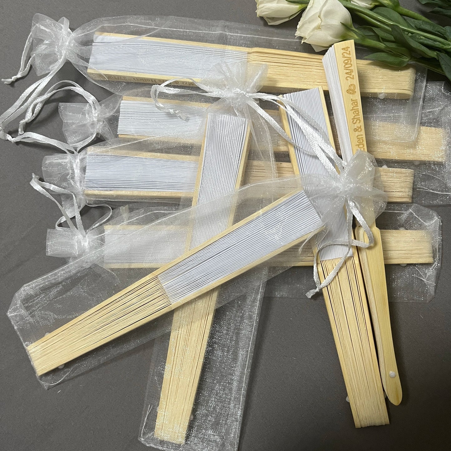 20/50/80 abanicos de papel plegables blancos grabados personalizados – Elegantes recuerdos de boda con bolsa de regalo de organza | Suministros portátiles para eventos
