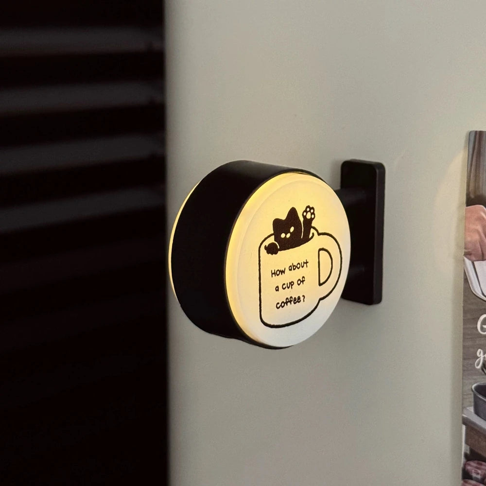 Imán LED retro para nevera con forma de cafetería – Decoración en miniatura iluminada para nevera con diseño de tablero perforado