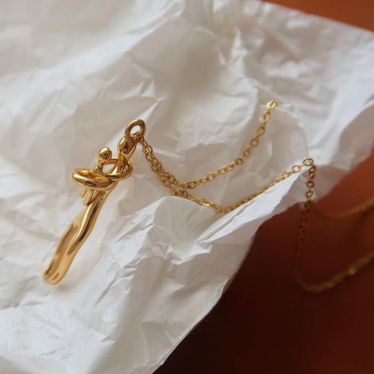 18K Gold Plated Stainless Steel Mother & Child Hug Necklace – Minimalist Mom Baby Pendant, Waterproof Jewelry Gift for Her