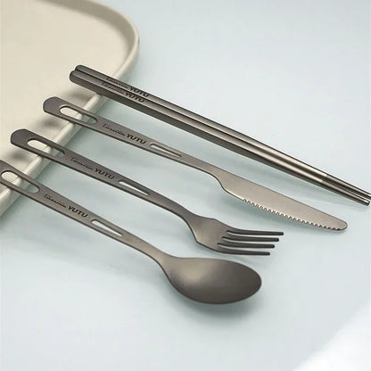 Juego de cubiertos de titanio puro – Juego portátil de cuchillo, tenedor, cuchara y palillos para acampar, hacer senderismo, comer al aire libre, pícnic y uso diario