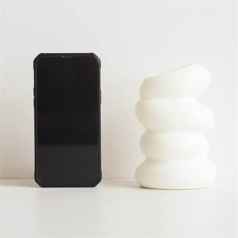 Jarrón Nórdico Espiral Blanco de Plástico – Contenedor Moderno para Arreglos Florales para Decoración de Hogar y Oficina
