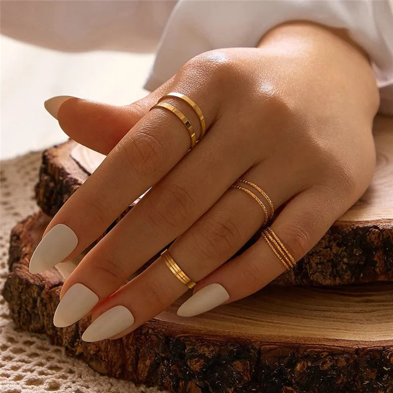 Juego de anillos bohemio dorado para mujer – Anillos apilables de cristal con diseño de amor, corazón, luna, flecha, flor y letra | Regalo de joyería bohemia para boda