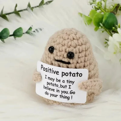 Peluche Pomme de terre Énergie positive – Décoration de chambre tricotée à la main en laine avec carte d'inspiration, cadeau de Noël mignon et amusant et ornement de bureau