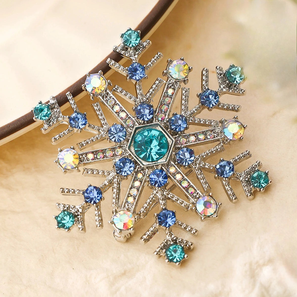 Christmas Snowflake Brooch – Blue Rhinestone Crystal Lapel Pin for Women, Festive Holiday Party Jewelry & Christmas Gift Accessory