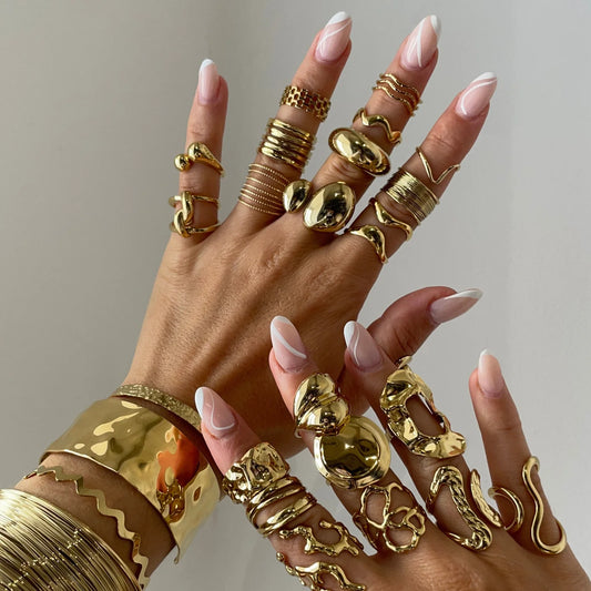 Anillo apilable hueco ajustable chapado en oro de 18 quilates – Anillo de moda minimalista de acero inoxidable para mujer
