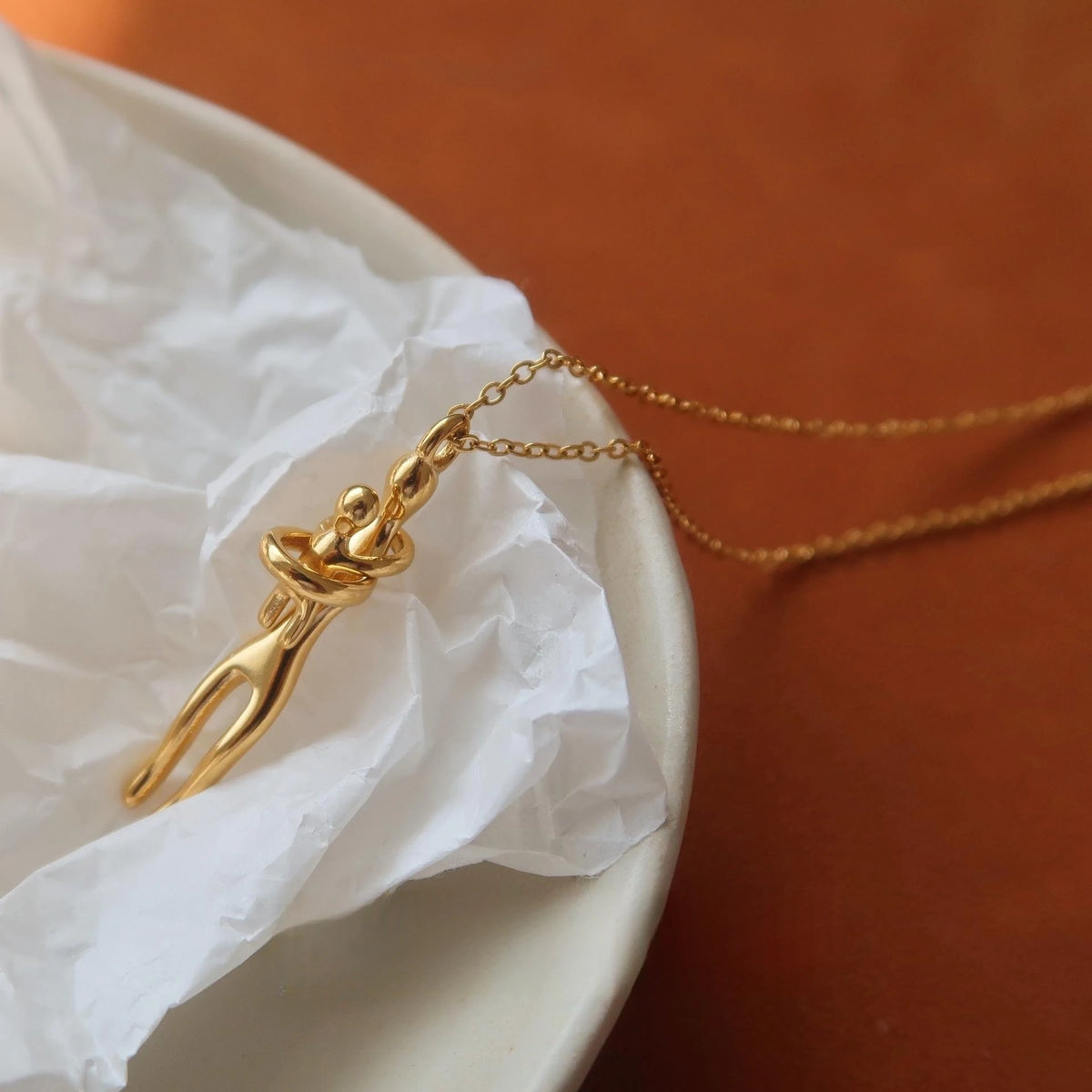 18K Gold Plated Stainless Steel Mother & Child Hug Necklace – Minimalist Mom Baby Pendant, Waterproof Jewelry Gift for Her