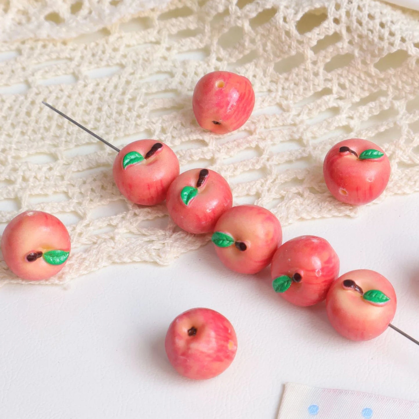 5 cuentas de resina de mini frutas – Bonitos dijes 3D de manzana y fresa para hacer joyas, pulseras, collares, colgantes y accesorios de manualidades