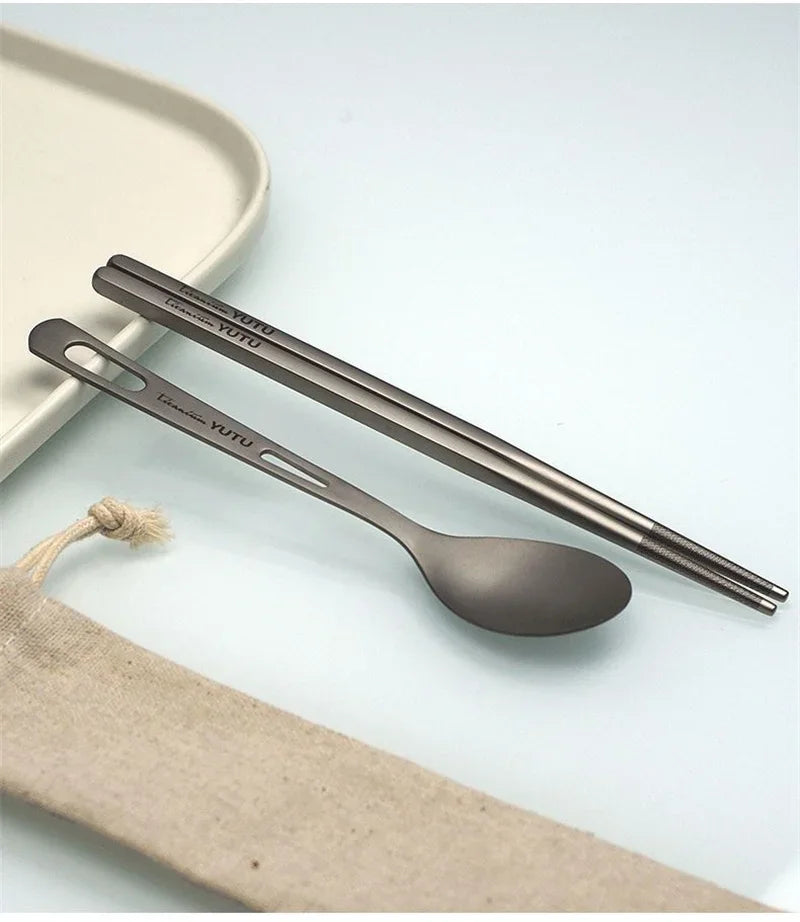 Juego de cubiertos de titanio puro – Juego portátil de cuchillo, tenedor, cuchara y palillos para acampar, hacer senderismo, comer al aire libre, pícnic y uso diario