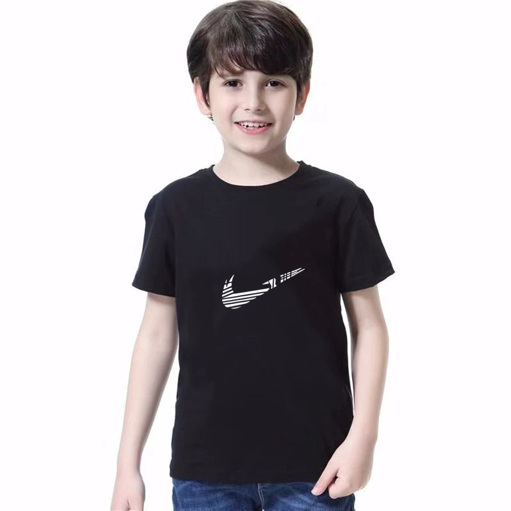 Conjunto de camiseta blanca y pantalón corto para niños. Atuendo informal de verano para niños y niñas de 3 a 12 años.