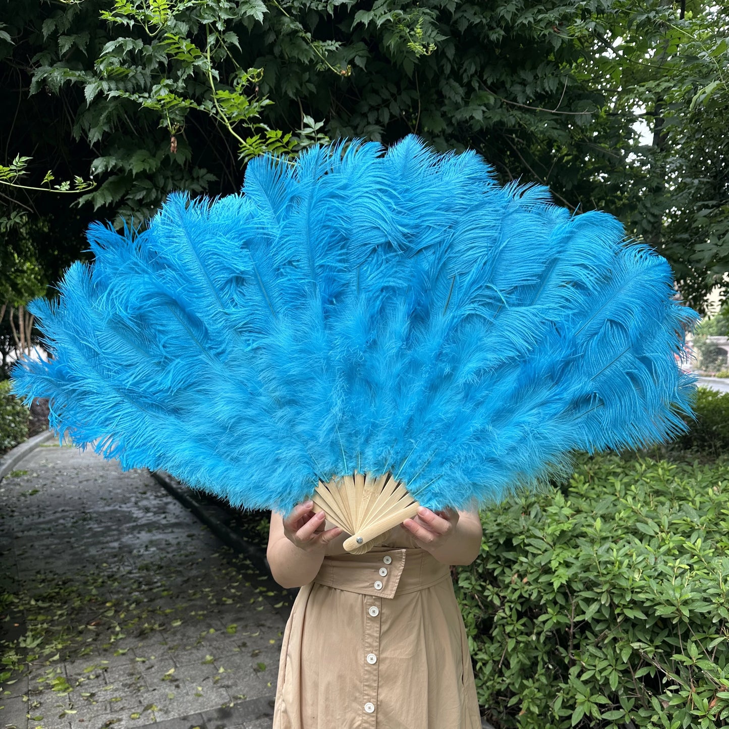 Abanico Grande de Plumas de Avestruz Blancas – Elegante Abanico para Baile y Actuaciones Escénicas (100 cm / 130 cm)