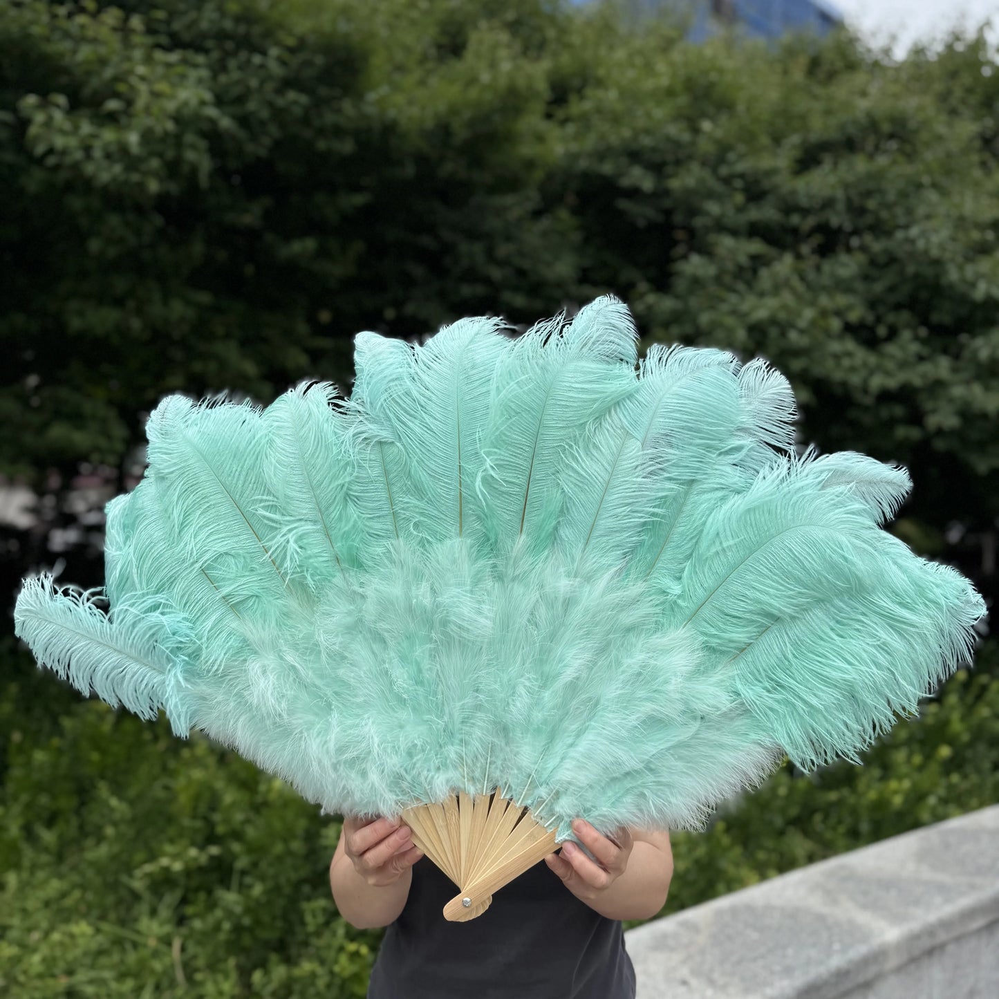 Abanico Grande de Plumas de Avestruz Blancas – Elegante Abanico para Baile y Actuaciones Escénicas (100 cm / 130 cm)