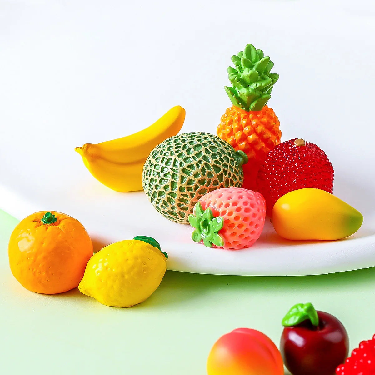 Lot de 10 mini figurines de fruits – Miniatures de fruit du dragon, noix de coco, melon d'eau, orange, pomme, banane et ananas pour la décoration de jardin miniature, les scènes de maison de poupée, les pots de plantes et les loisirs créatifs
