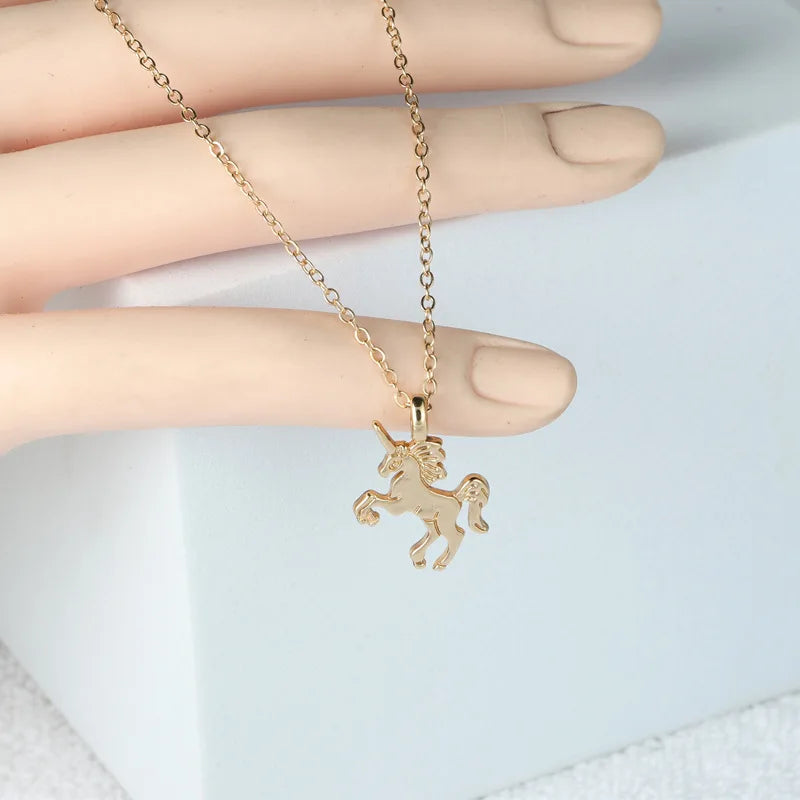 Unicorn Alloy Pendant Necklace – Creative Pony Design with Gift Card, Collarbone Chain for Daily Wear, Gifts & Fantasy-Inspired Fashion Jewelry