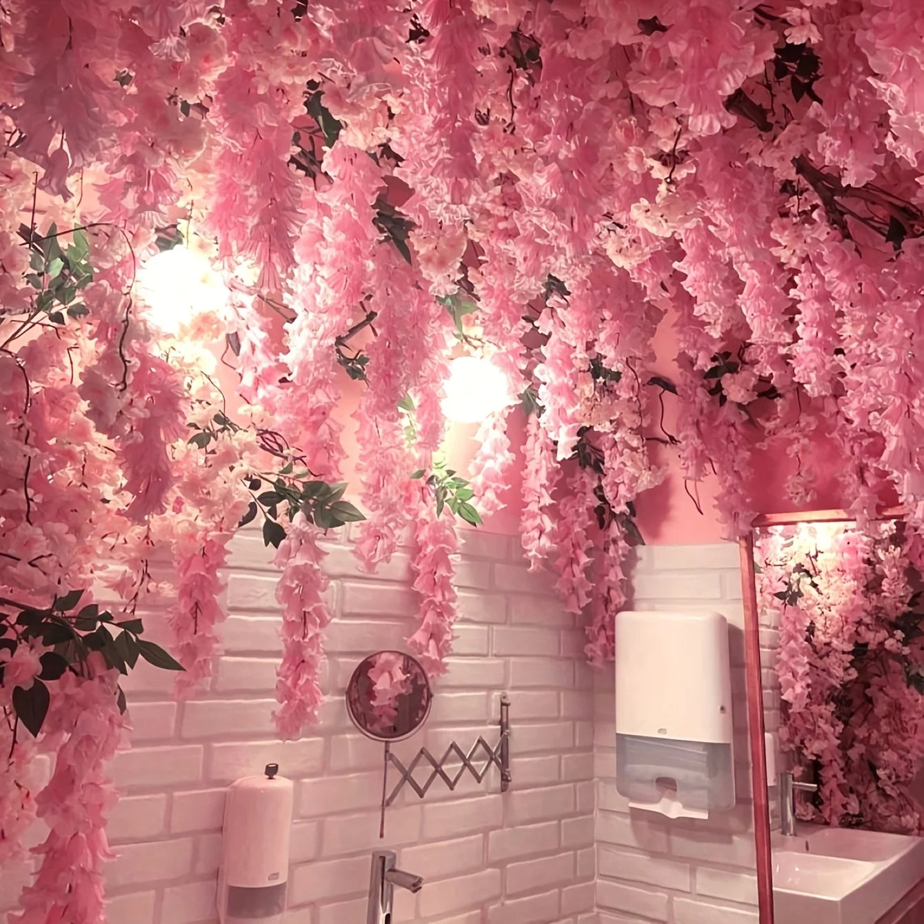1 guirlande artificielle de lavande – Fleurs suspendues réalistes en plastique pour la décoration de mariage, la fête des mères, la décoration intérieure et l'aménagement de fêtes