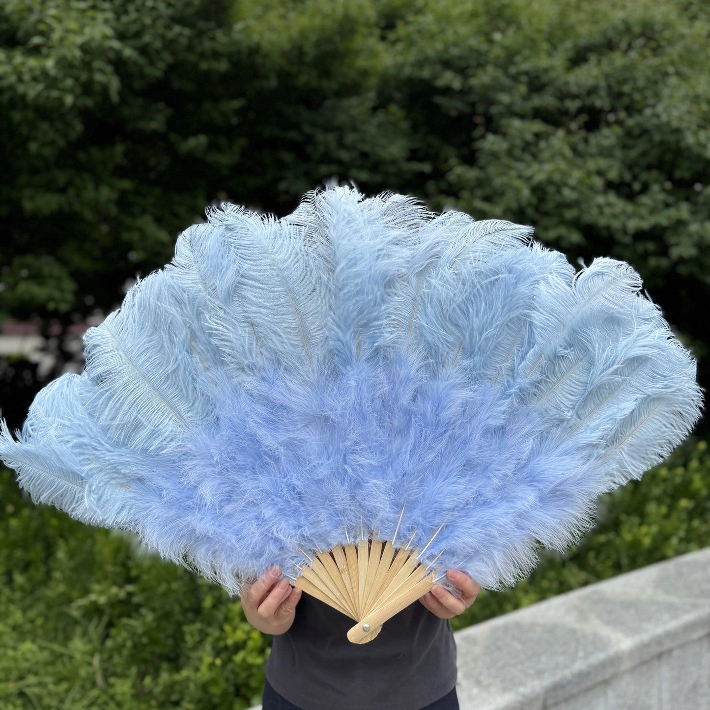 Abanico Grande de Plumas de Avestruz Blancas – Elegante Abanico para Baile y Actuaciones Escénicas (100 cm / 130 cm)