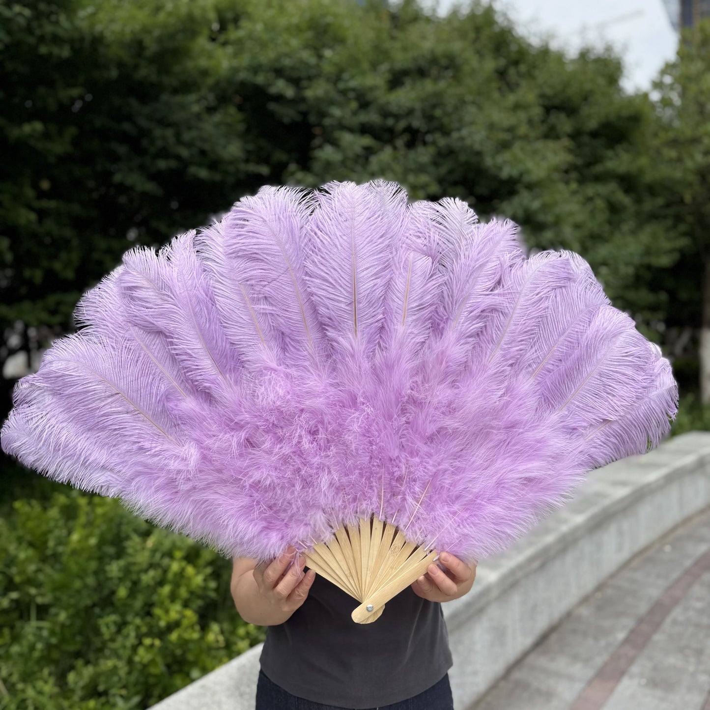 Abanico Grande de Plumas de Avestruz Blancas – Elegante Abanico para Baile y Actuaciones Escénicas (100 cm / 130 cm)