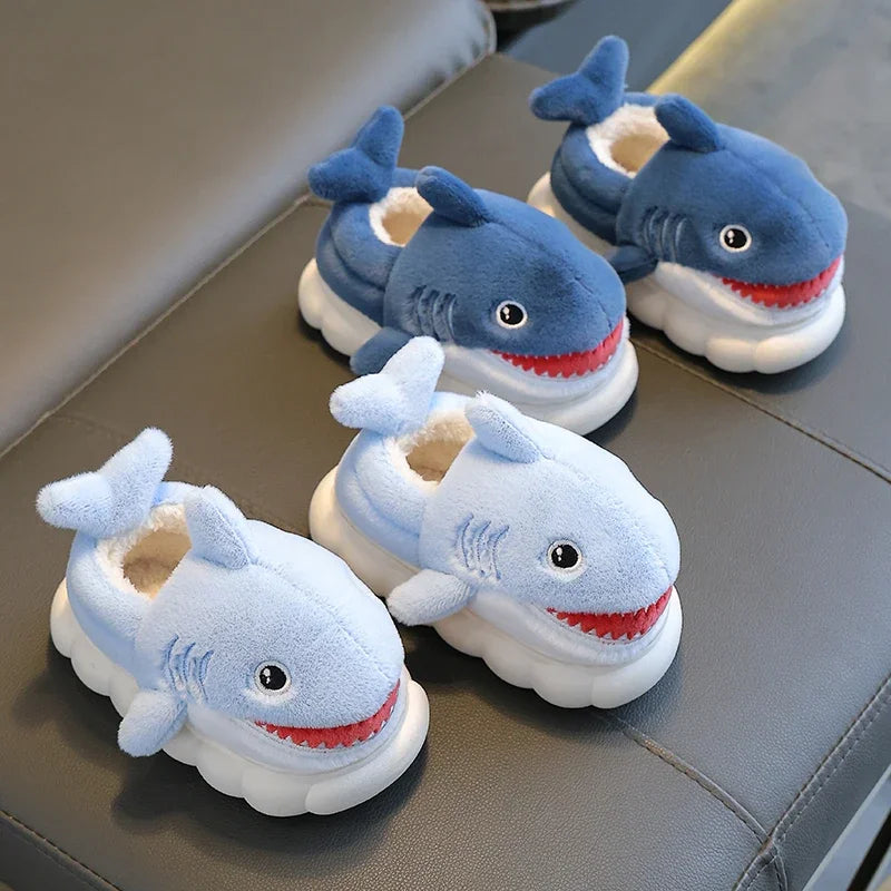 Pantuflas de peluche de tiburón de dibujos animados para niños, cálidas, antideslizantes, zapatos de casa de invierno para niños y niñas