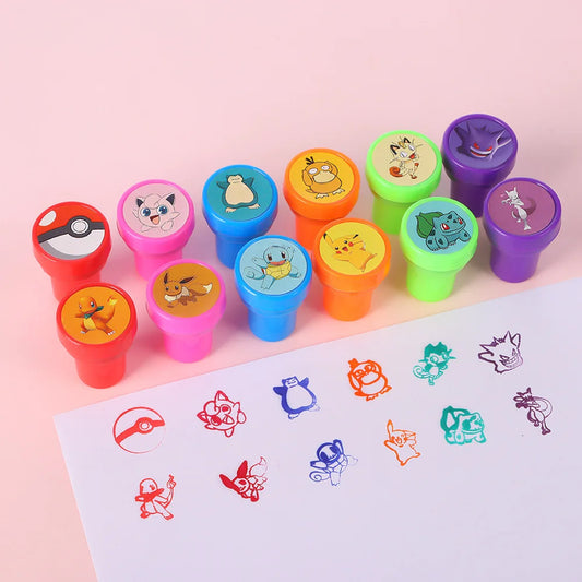 12 SELLOS PEQUEÑOS DE COLORES DE ANIME POKÉMON – Pikachu, Gengar, Snorlax Bonitos Accesorios de Juguete de Plástico de Dibujos Animados para Decoraciones de Regalo de Cumpleaños para Niños
