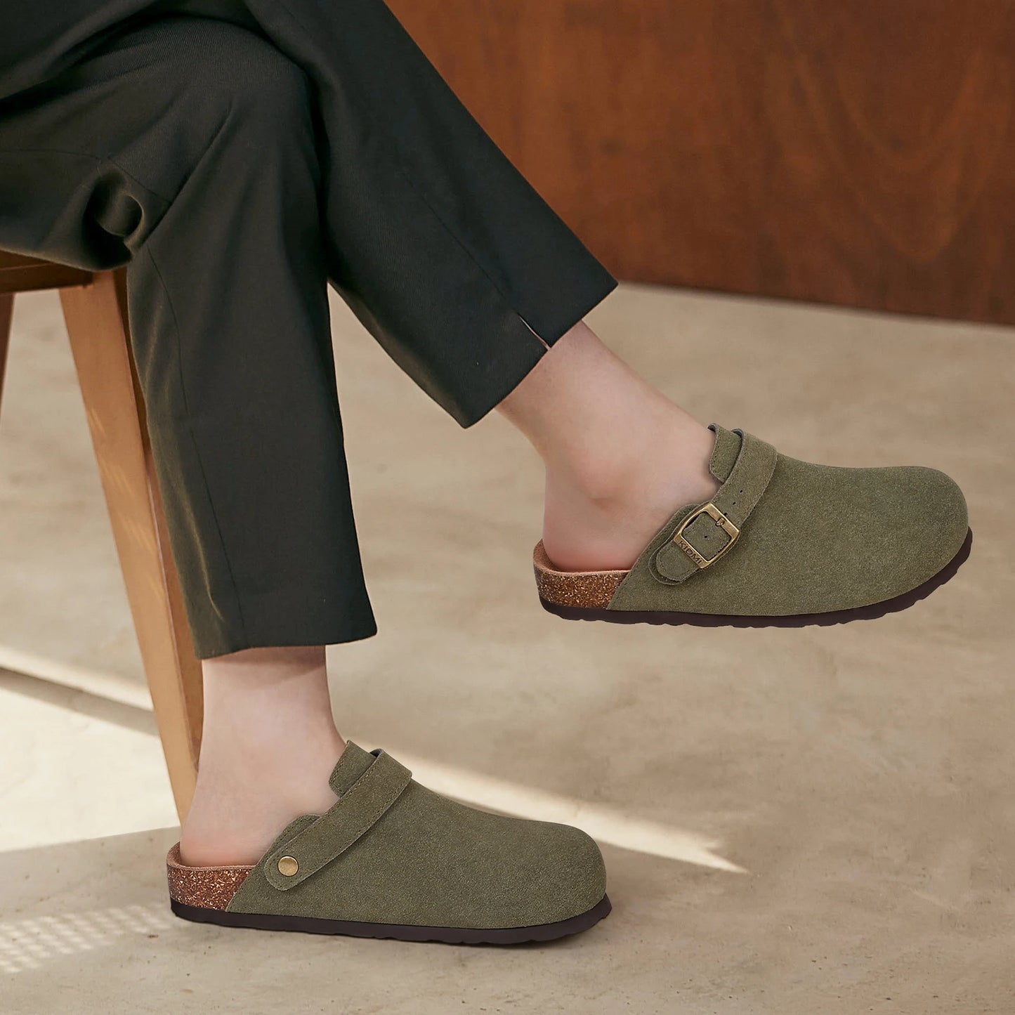 Kidmi Zuecos de ante de vaca para mujer y hombre, mules con plantilla de corcho, correa ajustable y soporte para el arco del pie