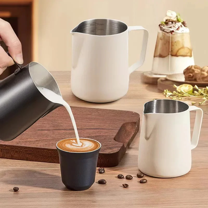 Jarra para espumar leche de acero inoxidable de 350 ml/600 ml con escala medidora – Jarra profesional de barista para hacer espuma de latte y café