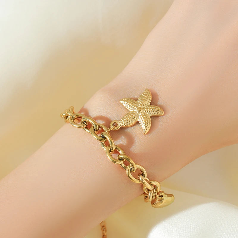 Pulsera de acero inoxidable 316L con dijes de estrellas de mar, luna y estrellas doradas – Cadena de muñeca moderna para mujer, regalo de joyería para fiestas